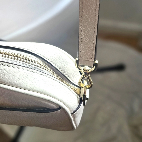 Michael Kors Jet Set Signature Leather Clutch Crossbody Bag EUC Bag Charm - Picture 5 of 12